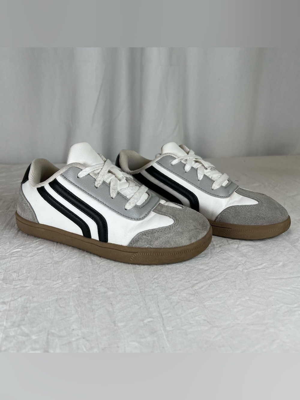 Cat & Jack Girls sz2 Classic Low-Top Sneakers in White, Gray & Black Non-Marking